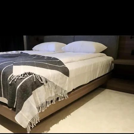 Woodside Duplex In Out With Garage *